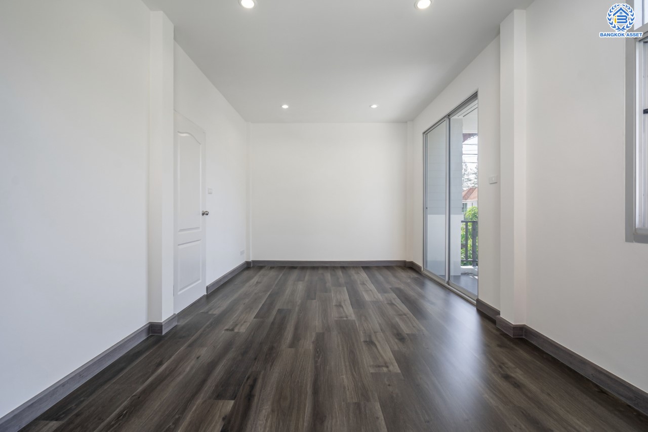 บ้านมือสองตกแต่งใหม่ ม.ปารวีร์ เพชรเกษม63 บ้านแฝดฟังก์ชันระดับบ้านเดี่ยว เนื้อที่ 36 ตร.ว. ฟังก์ชัน 3 ห้องนอน 2 ห้องน้ำ 1 ที่จอดรถ บนพื้นที่ใช้สอย 133 ตร.ม. ทำเลศักยภาพ เชื่อมต่อหลายเส้นทาง ใกล้เดอะมอลล์บางแค จุดขึ้นทางด่วน "พระราม2" และรถไฟฟ้าสายสีน้ำเงิน "สถานีหลักสอง"